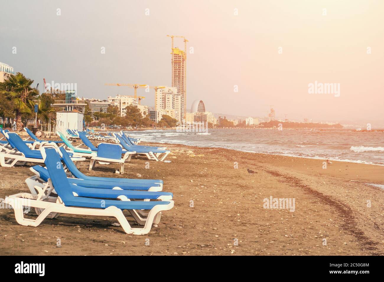 Leerer Sandstrand von Limassol mit Liegen ohne Menschen und Touristen, Zypern. Platz für Text kopieren. Stockfoto