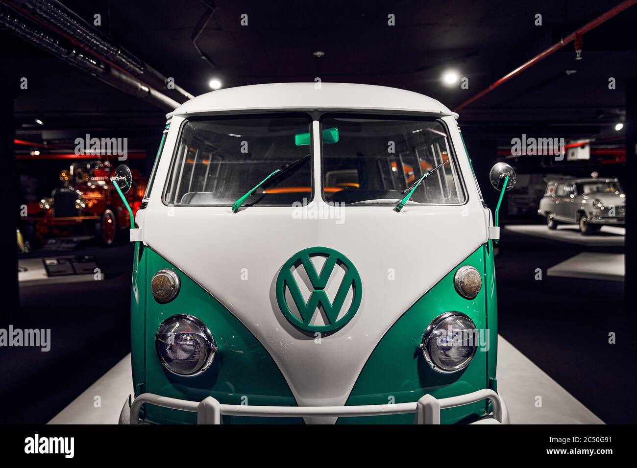 Klassischer Volkswagen T1. Einer der ersten zivilen Kleinbusse. Beliebt bei Hippies. Retro-Auto. Ausstellung für Oldtimer - Heydar Aliyev Centre, Baku, Azerb Stockfoto