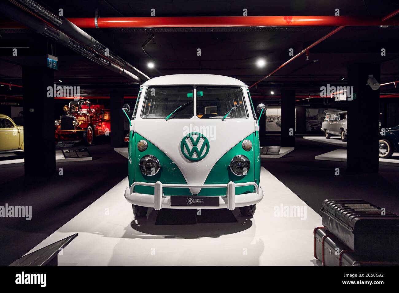 Klassischer Volkswagen T1. Einer der ersten zivilen Minivans. Beliebt bei Hippies..Retro-Auto. Ausstellung für Oldtimer - Heydar Aliyev Centre, Baku, Azerb Stockfoto