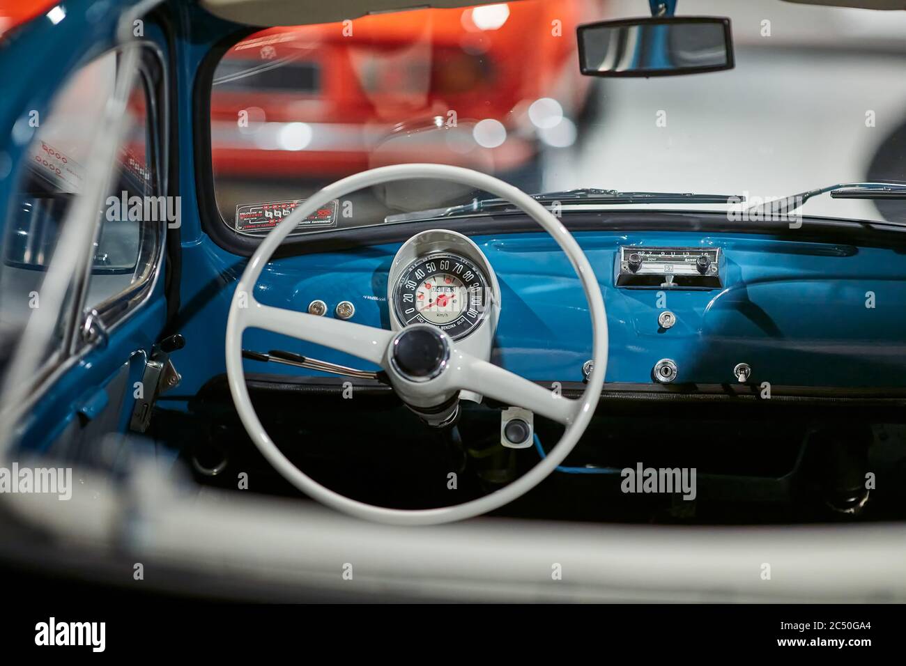 Fiat Nuova 500 (1960). Kleiner italienischer Stadtwagen. Retro-Auto. Ausstellung für Oldtimer - Heydar Aliyev Centre, Baku, Aserbaidschan 26,04,2017 Stockfoto
