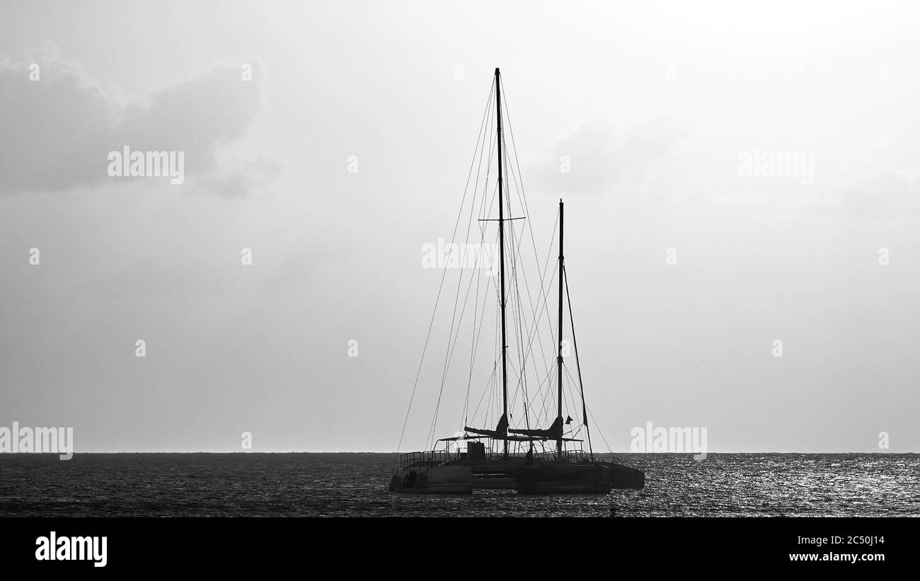Yachten in der Bucht. Silhouetten von Yachten bei Sonnenuntergang. Stockfoto