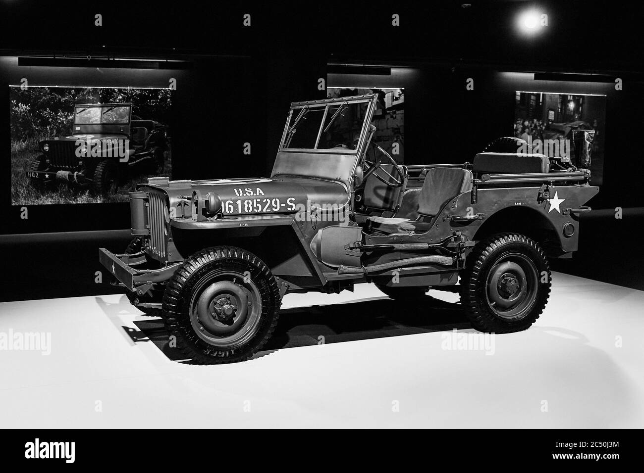 Willys MB 1944. US-Armee-LKW. Geländewagen des zweiten Weltkrieges. Retro-Auto auf Ausstellung. Ausstellung für Oldtimer - Heydar Aliyev Centre, Stockfoto