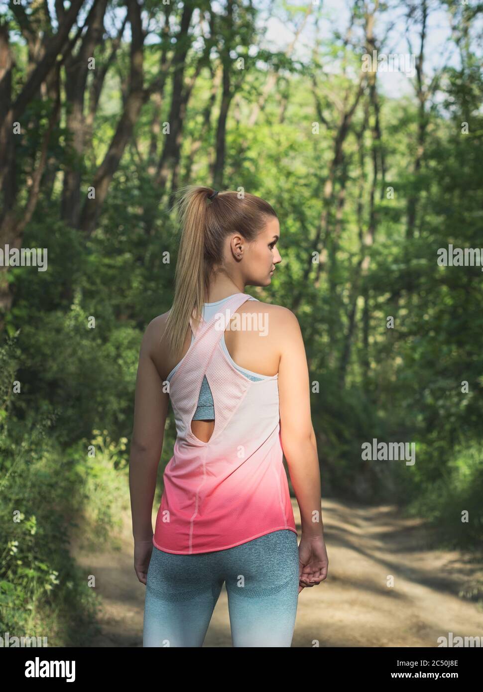 Junge Blonde Kaukasische Weibliche Forest Runner Posiert Stockfoto