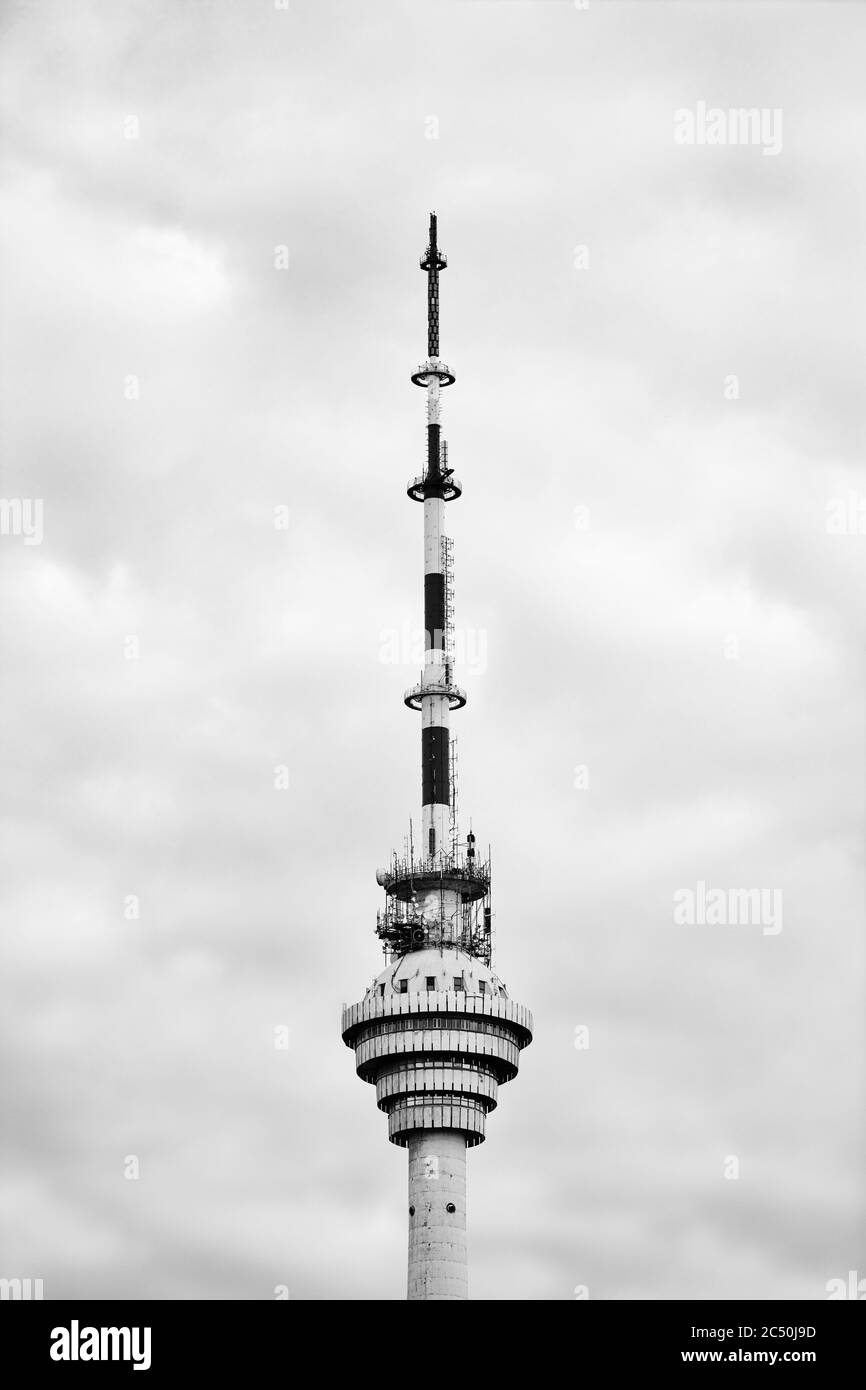 Baku TV Tower. Beton Telekommunikationsturm, prominentesten Sehenswürdigkeiten von Baku. Baku, Aserbaidschan, 27.04.2017 Stockfoto