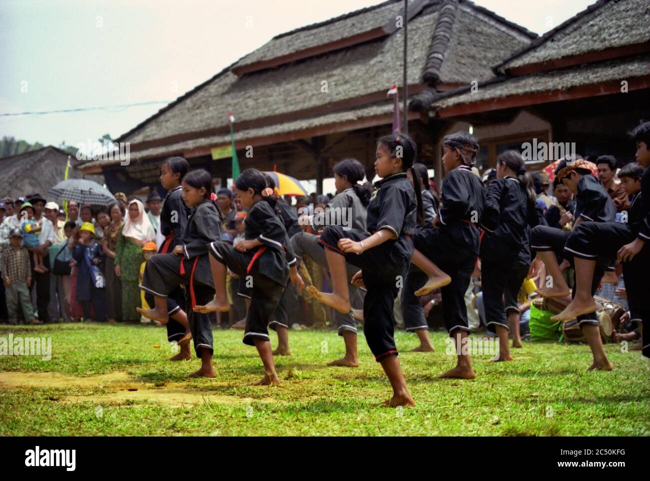 Pencak silat (indonesische Kampfkunst) Ausstellung durch Kinder während des jährlichen Erntedanksgiving-Festivals im traditionellen Dorf Ciptagelar in Cisolok, Sukabumi, West Java, Indonesien. Stockfoto