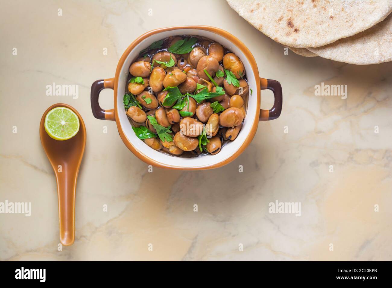 Ful Medames - Gericht aus ägyptischen Fava Bohnen mit Zitrone ,Kreuzkümmel,Gemüse Stockfoto