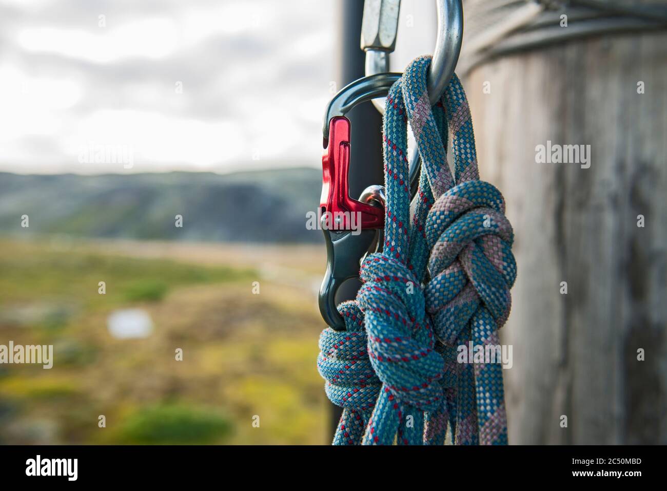 Nahaufnahme von Karabiner und Seil am Hochseilhindernis Kurs Stockfoto