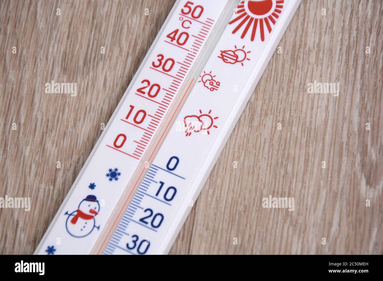 Meteorologie-Thermometer. Kälte- und Wärmetemperatur. Celsius auf Thermometern Stockfoto