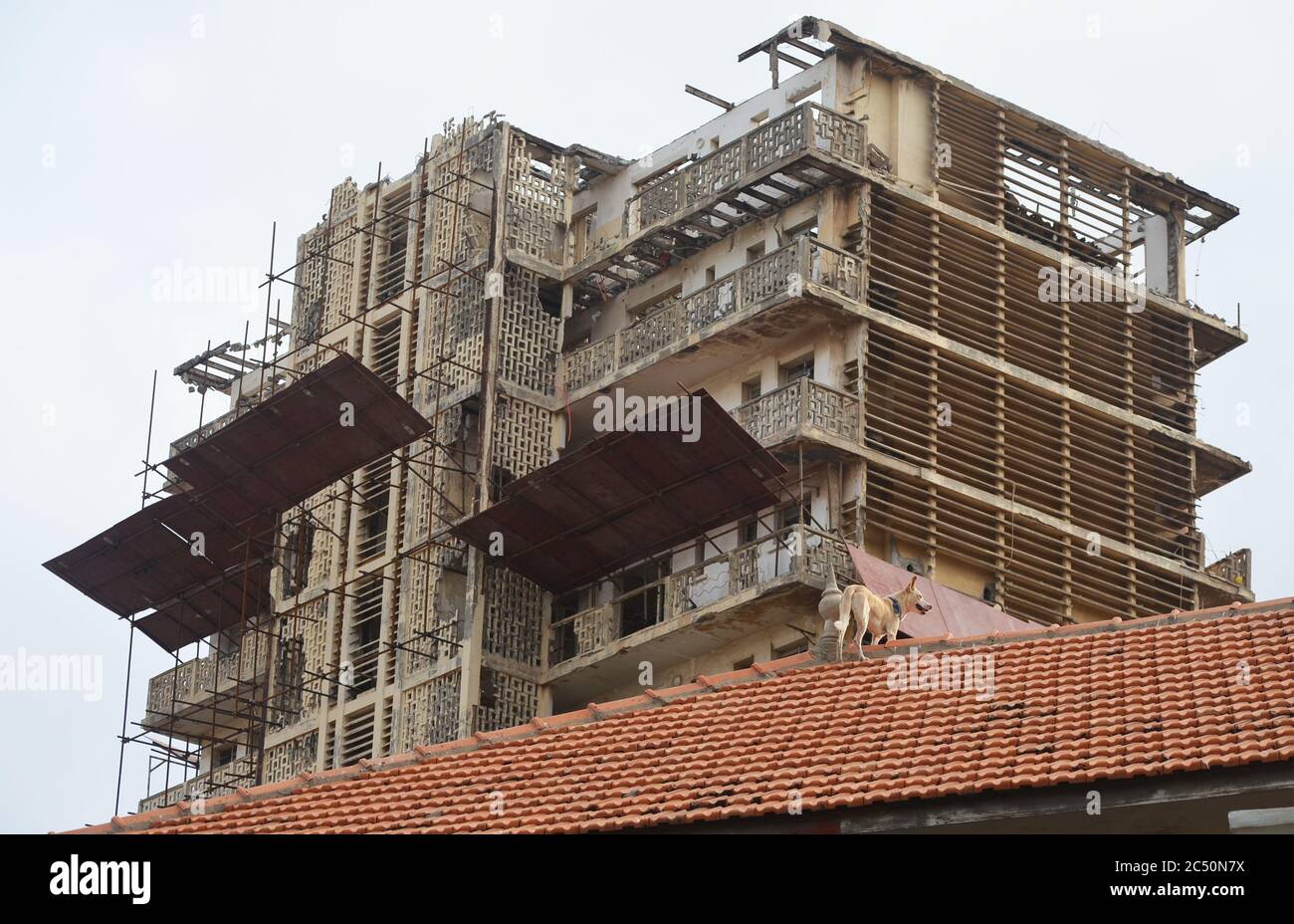 Verkommen unvollendete Wohnblock im Zentrum von Dakar, Senegal Stockfoto