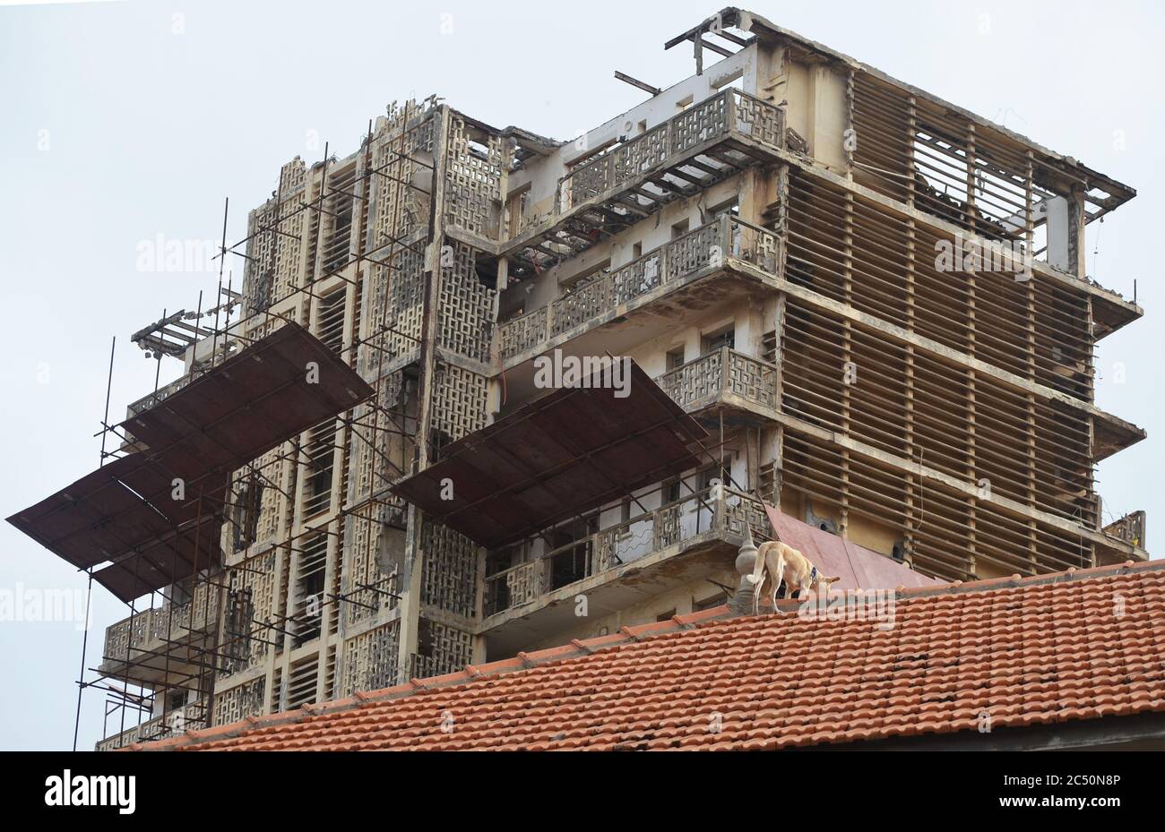 Verkommen unvollendete Wohnblock im Zentrum von Dakar, Senegal Stockfoto