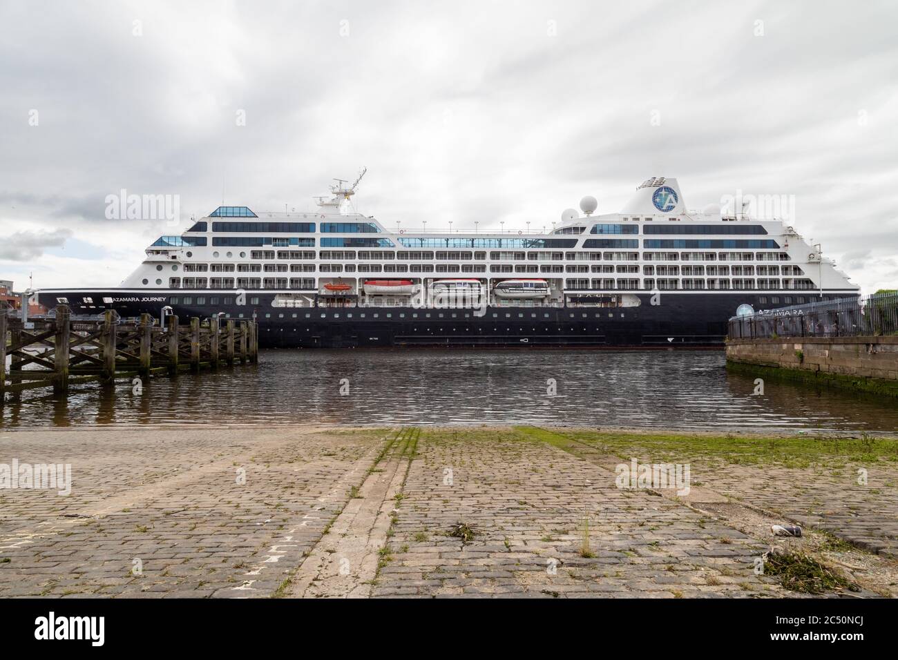 Das Kreuzfahrtschiff Azamara Journey stellt den Yoker Ferry Slipway in den Schatten, als es den Fluss Clyde hinauf zu den Docks von King George V fährt Stockfoto