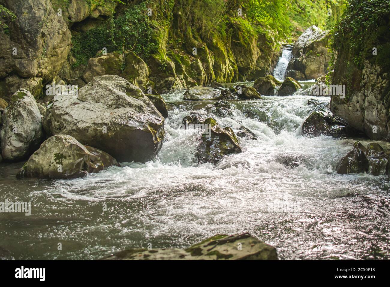 Kleine Wasserfälle und saubere Schlucht, Flüsse, scharfes Wasser Stockfoto