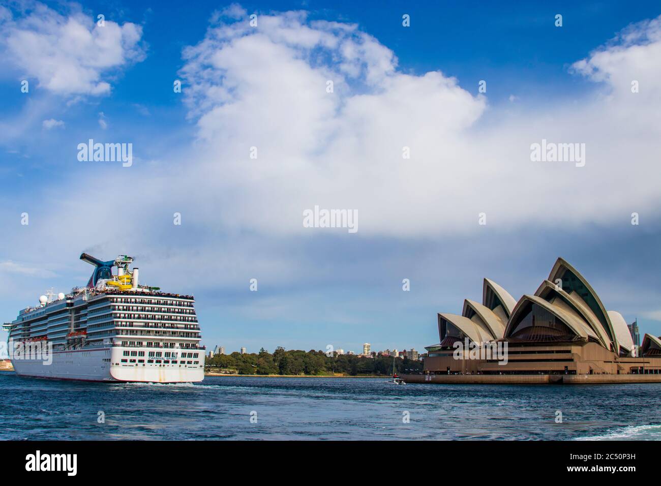 Sydney Australien 14. Oktober 2019: Das Sydney Opera House und die Spirit-Klasse des Kreuzfahrtschiffes 'Carnival Spirit'. Stockfoto