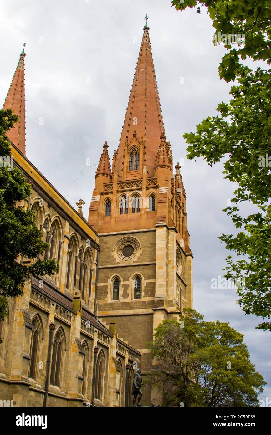 Der Turm der St Paul's Cathedral, einer anglikanischen Kathedrale in Melbourne, Victoria, Australien. Stockfoto