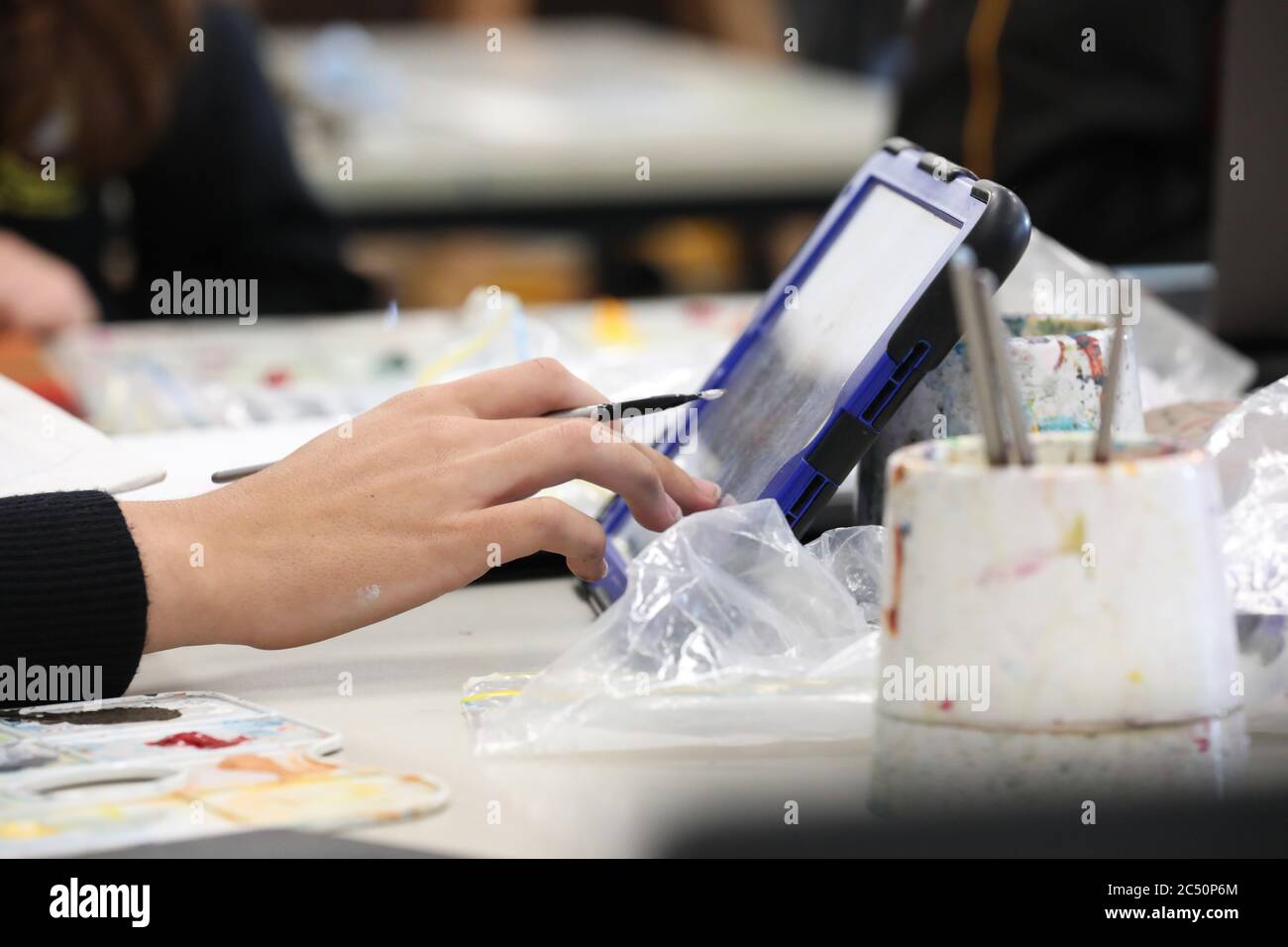 Der Schüler der modernen bildenden Kunst im Klassenzimmer Studio Malerei und mit einem digitalen Online-Gerät Tablet. Schule oder Universität praktische Umgebung. Stockfoto