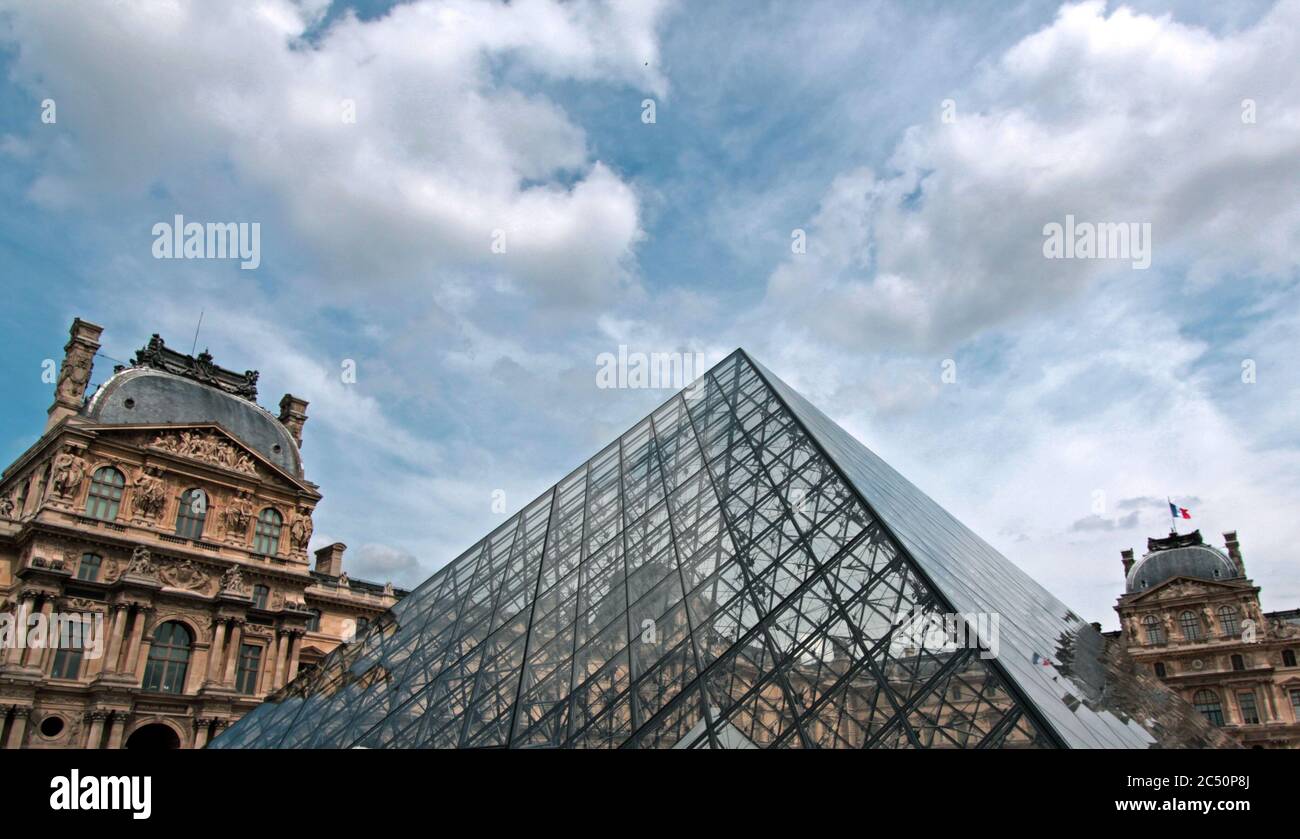 Louvre-Pyramide Stockfoto