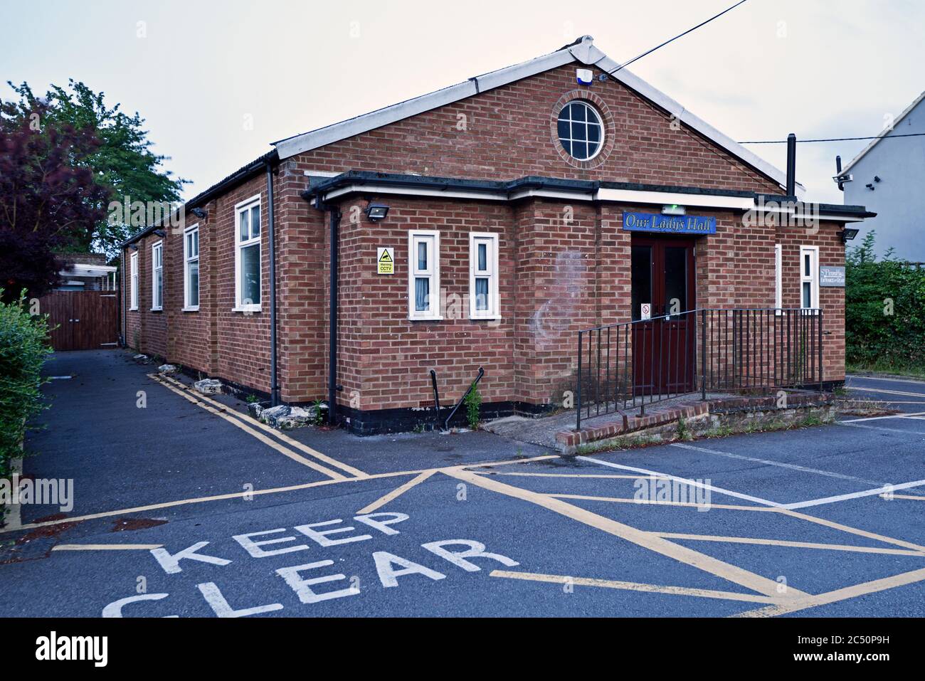 Die Halle der Gottesmutter in der katholischen Kirche, London Road, Wickford, Essex. Der Saal wird manchmal als Wahllokal für Wahlen genutzt. Stockfoto