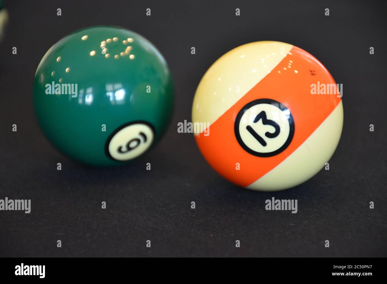 Billardkugeln in einem schwarzen Billardtisch, konzentriert auf 13 Ball Stockfoto