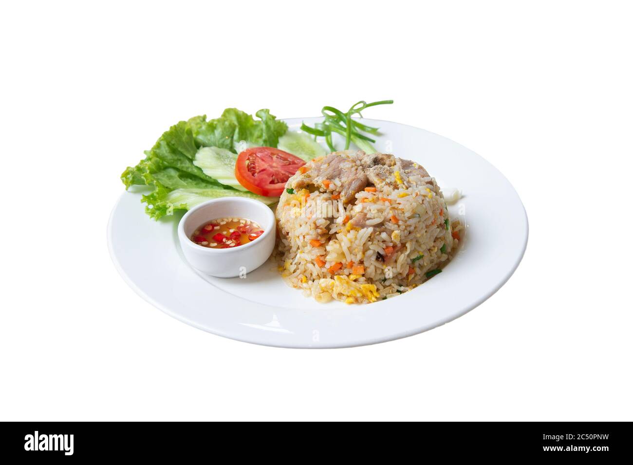 Gericht aus gebratenem Schweinefleisch Reis, einfach zu kochen, aber lecker Geschmack und gesund, auf weißem Hintergrund. Stockfoto