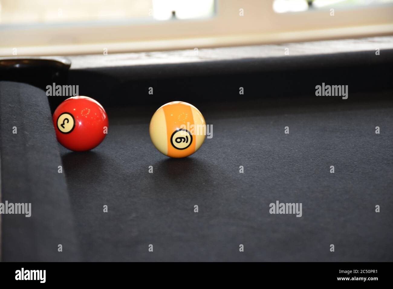 Schwarzer Billardtisch, Billardkugeln in einem Billardtisch, konzentriert auf 9 Ball Stockfoto