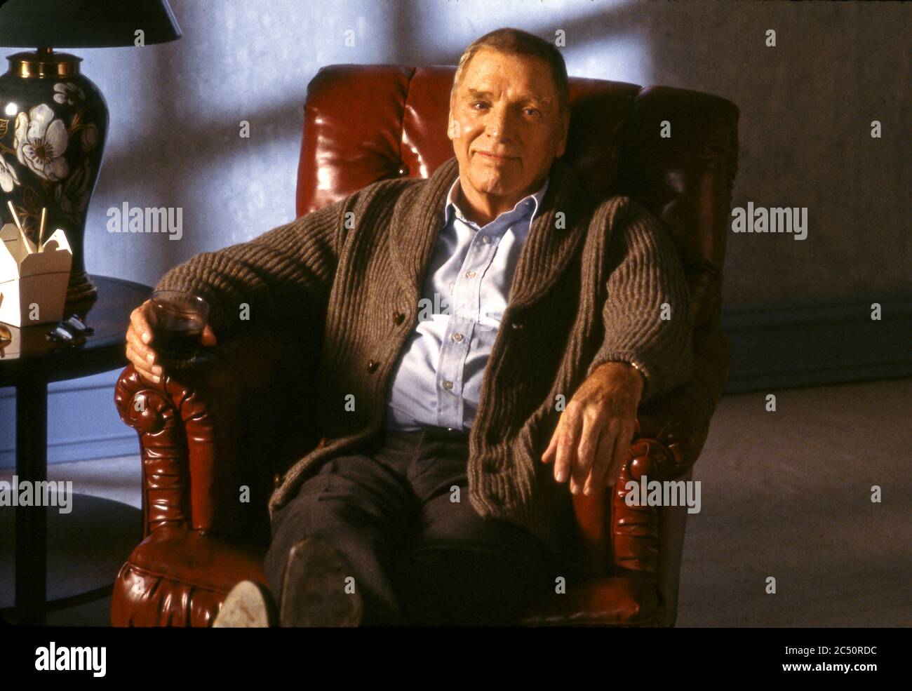 Burt Lancaster in einem Filmstudio, das in Hollywood, CA, dreht Stockfoto