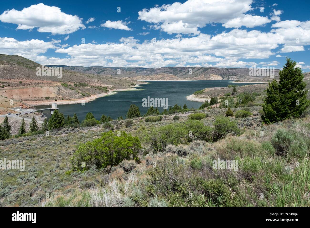 Blick auf den Blue Mesa Reservoir und den Damm in Gunnison County, Colorado Stockfoto
