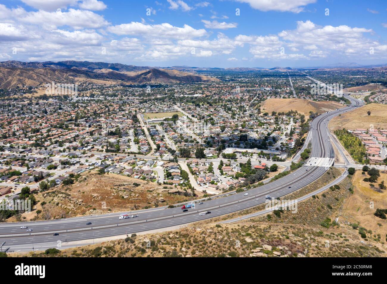 Luftaufnahme der Autobahn 118, die sich durch das vorstädtische Simi Valley, Kalifornien schlängelt Stockfoto