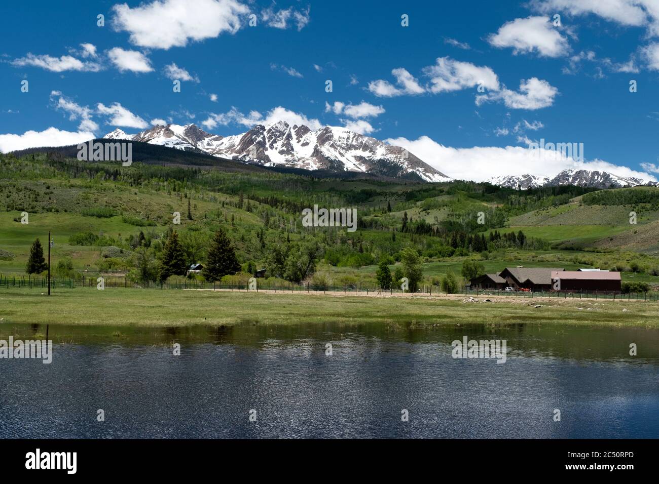 Malerischer kleiner See im Blue River Valley von Summit County mit der Gore Range in der Ferne Stockfoto