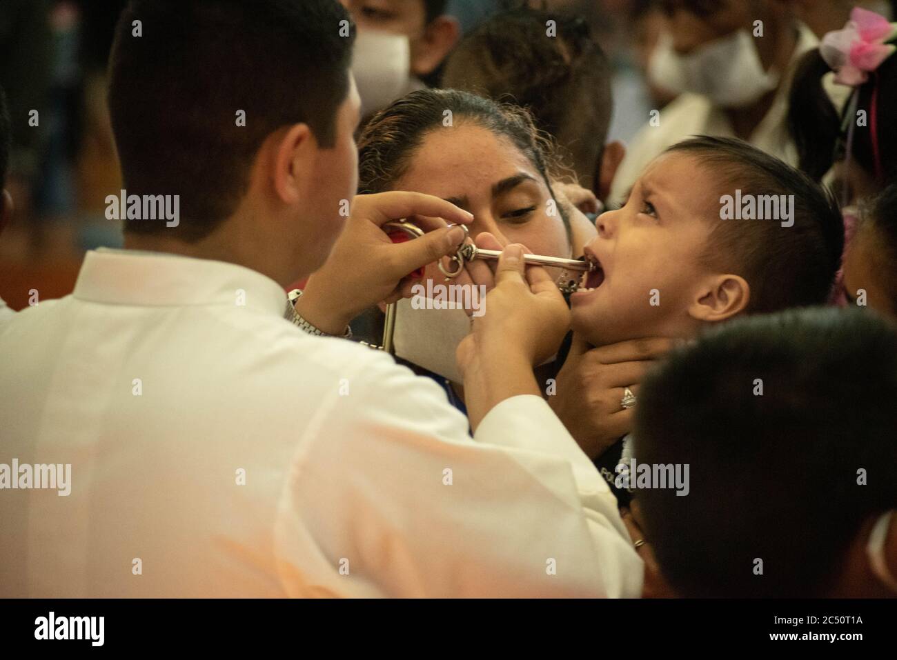29. Juni 2020, Chiconquiaco, Veracruz, México: Mit einer kleinen Prozession und den traditionellen ''Keys of San Pedro'', feiern sie das Fest von San Pedro in Chiconquiaco, Veracruz, wo nach der Tradition ein Schlüssel in den Mund der Kinder gelegt wird, damit sie schneller sprechen können. Es ist erwähnenswert, dass die Schlüssel desinfiziert werden, bevor sie in den Mund der Kinder gelegt werden, um sie zu schützen. Die Tradition wurde COVID-19 Patienten auf der ganzen Welt gewidmet und wurde zur sofortigen Ausrottung des Virus aufgerufen. In Chiconquiaco gibt es noch keine COVID-19 Infektionen. (Bild: © Hector Stockfoto