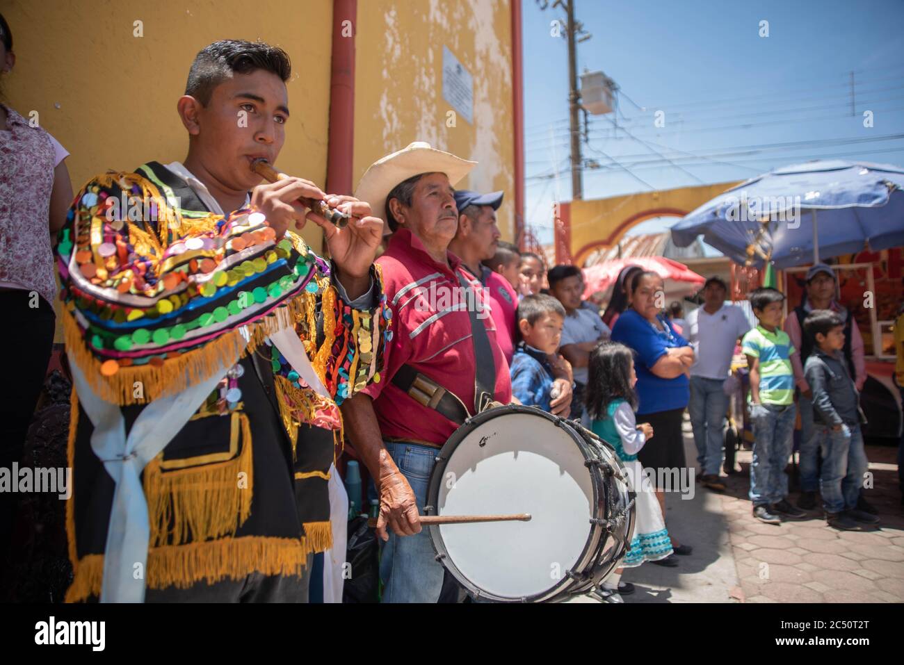 29. Juni 2020, Chiconquiaco, Veracruz, México: Mit einer kleinen Prozession und den traditionellen ''Keys of San Pedro'', feiern sie das Fest von San Pedro in Chiconquiaco, Veracruz, wo nach der Tradition ein Schlüssel in den Mund der Kinder gelegt wird, damit sie schneller sprechen können. Es ist erwähnenswert, dass die Schlüssel desinfiziert werden, bevor sie in den Mund der Kinder gelegt werden, um sie zu schützen. Die Tradition wurde COVID-19 Patienten auf der ganzen Welt gewidmet und wurde zur sofortigen Ausrottung des Virus aufgerufen. In Chiconquiaco gibt es noch keine COVID-19 Infektionen. (Bild: © Hector Stockfoto