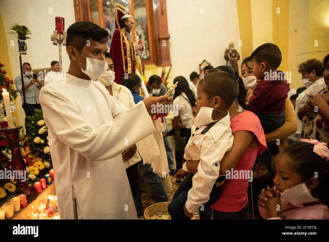 29. Juni 2020, Chiconquiaco, Veracruz, México: Mit einer kleinen Prozession und den traditionellen ''Keys of San Pedro'', feiern sie das Fest von San Pedro in Chiconquiaco, Veracruz, wo nach der Tradition ein Schlüssel in den Mund der Kinder gelegt wird, damit sie schneller sprechen können. Es ist erwähnenswert, dass die Schlüssel desinfiziert werden, bevor sie in den Mund der Kinder gelegt werden, um sie zu schützen. Die Tradition wurde COVID-19 Patienten auf der ganzen Welt gewidmet und wurde zur sofortigen Ausrottung des Virus aufgerufen. In Chiconquiaco gibt es noch keine COVID-19 Infektionen. (Bild: © Hector Stockfoto