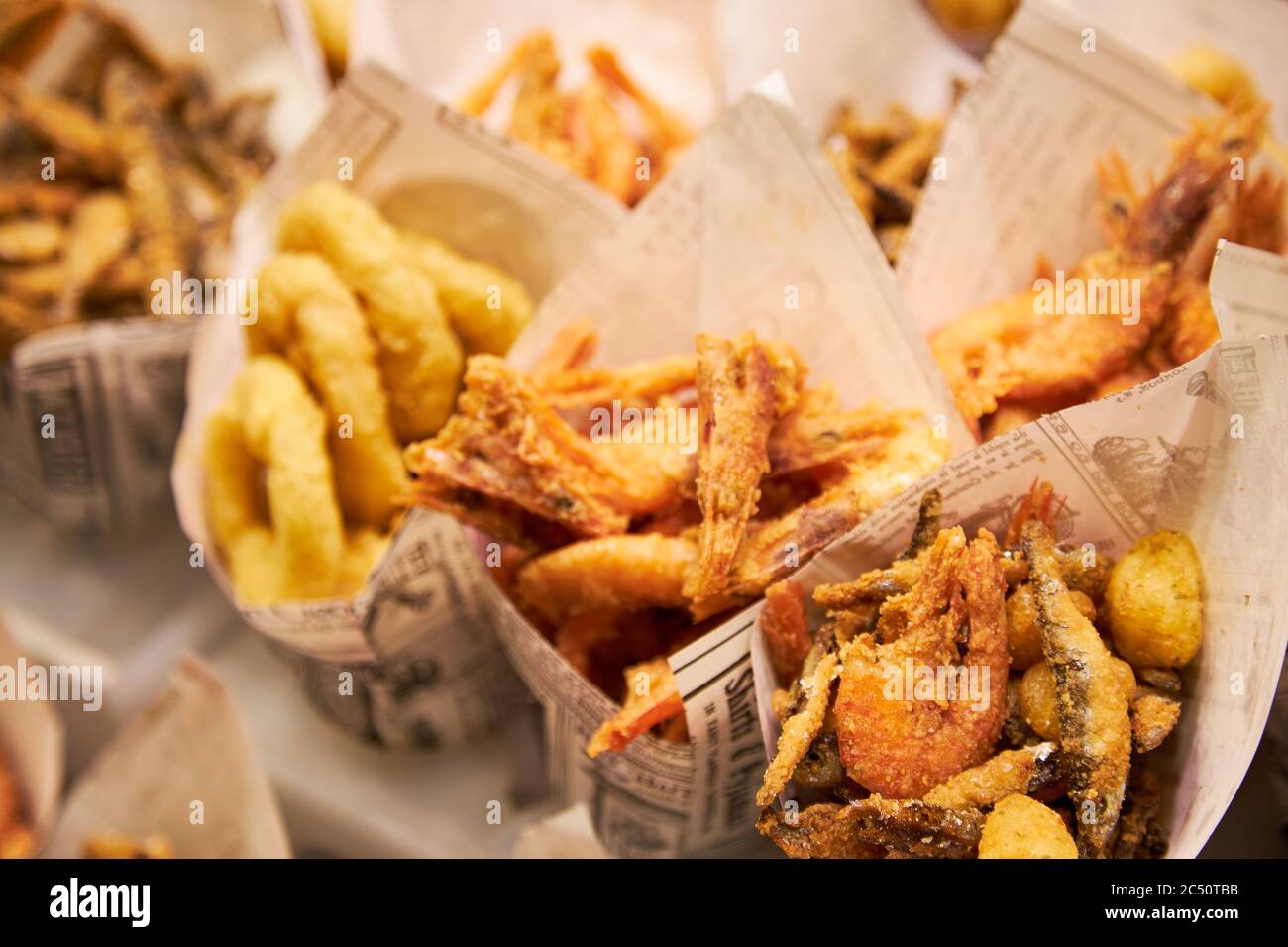 Meeresfrüchte-Snack im Mercat de la Boqueria, einem berühmten Lebensmittelmarkt in der Nähe von La Ramblas, Barcelona Stockfoto