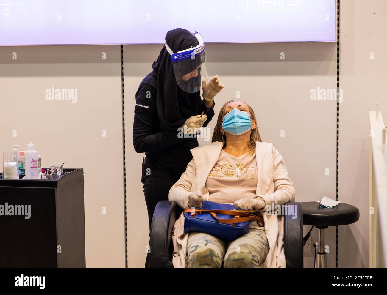 Dublin. Juni 2020. Menschen sind in einem Friseurladen in Dublin, Irland, 29. Juni 2020 gesehen. Irland hat am Montag die Phase 3 der Aufhebung der COVID-19-Beschränkungen wie geplant aufgenommen, wobei mehr Unternehmen die Wiedereröffnung und mehr Bewegungsfreiheit der Menschen erlaubt haben. Quelle: Xinhua/Alamy Live News Stockfoto