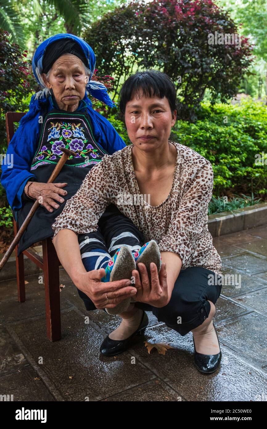 Kunming, China - 24. Juni 2019: Porträt einer Chinesin, die ihre Füße gebunden hatte (Fußbindung), auch Lotus Feet genannt Stockfoto