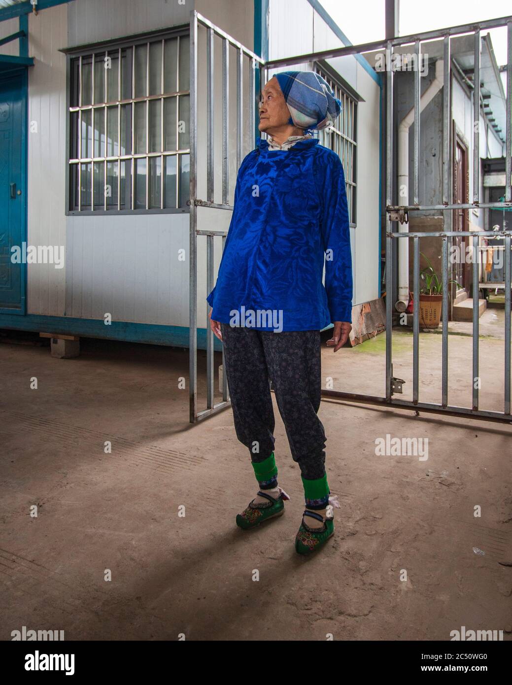 Kunming, China - 27. Juni 2019: Porträt einer Chinesin, die ihre Füße gebunden hatte (Fußbindung), auch Lotus Feet genannt Stockfoto