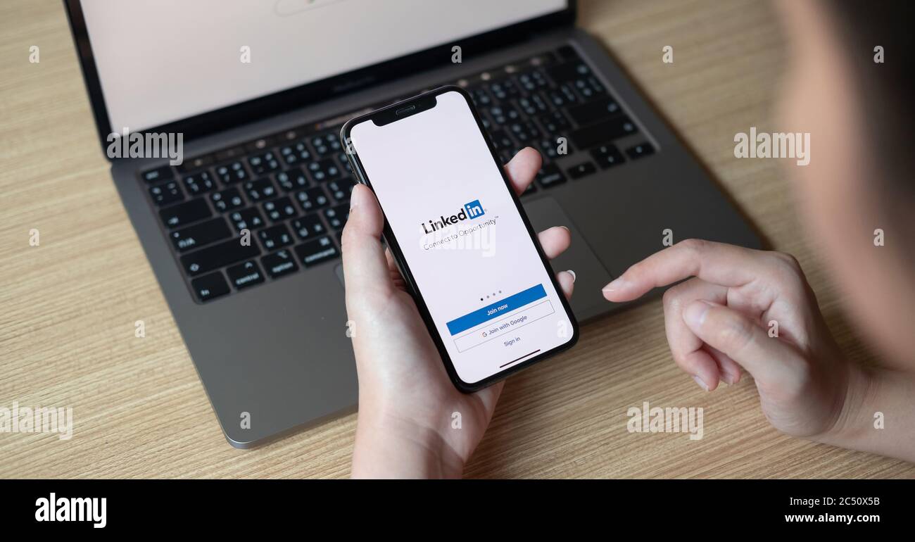 CHIANG MAI, THAILAND - 22. JUNI 2020: IPhone XS mit LinkedIn-Anwendung auf dem Bildschirm. LinkedIn ist ein geschäftsorientierter Social-Networking-Service Stockfoto