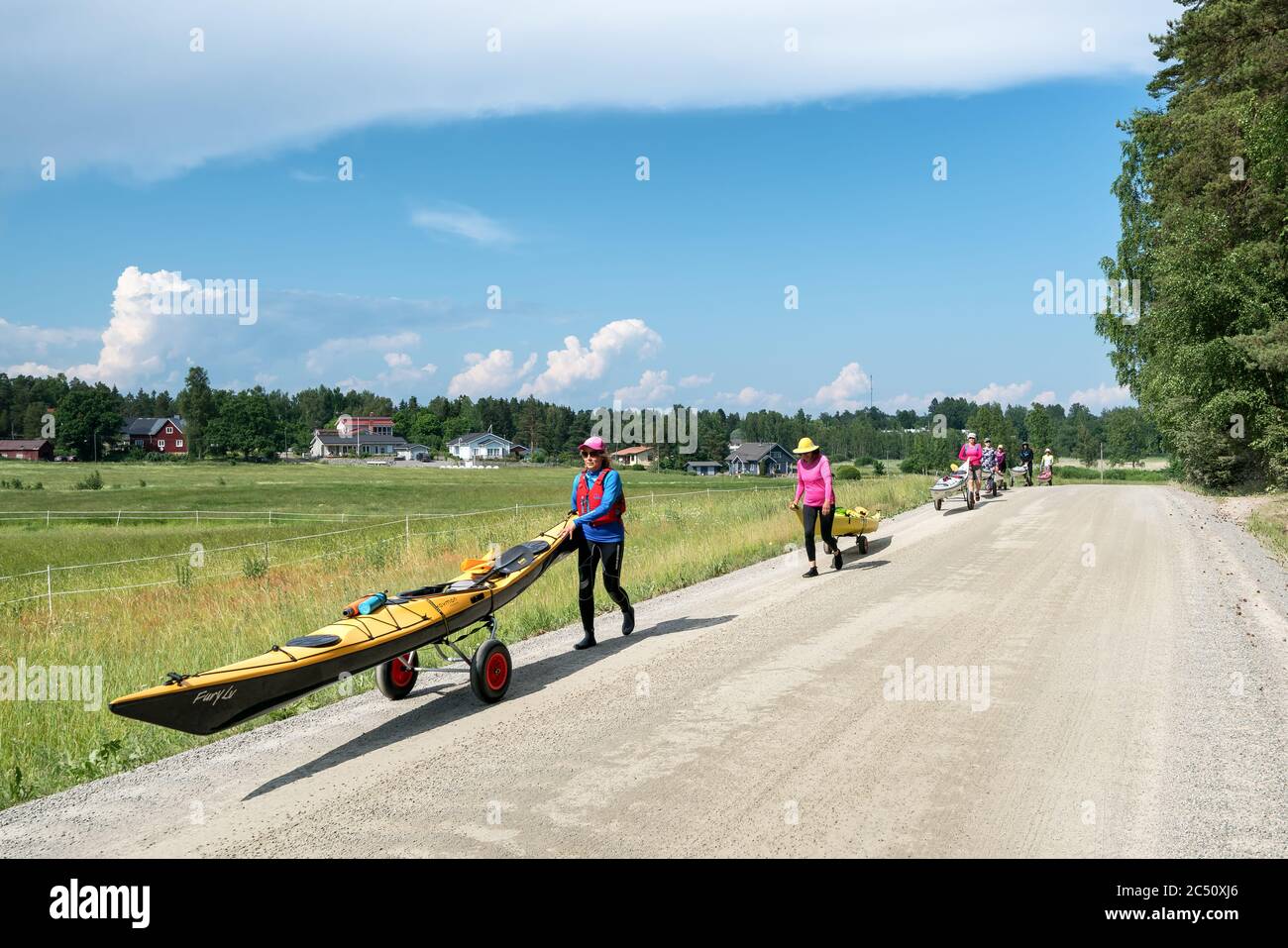 Kajaks transportieren in Inkoo Archipel, Finnland Stockfoto