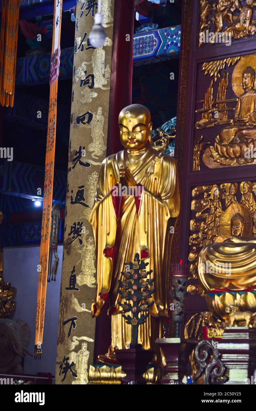 Baotong Tempel: goldene Statuen im Tripitaka Sutra Pavillon. Wuhan, China Stockfoto