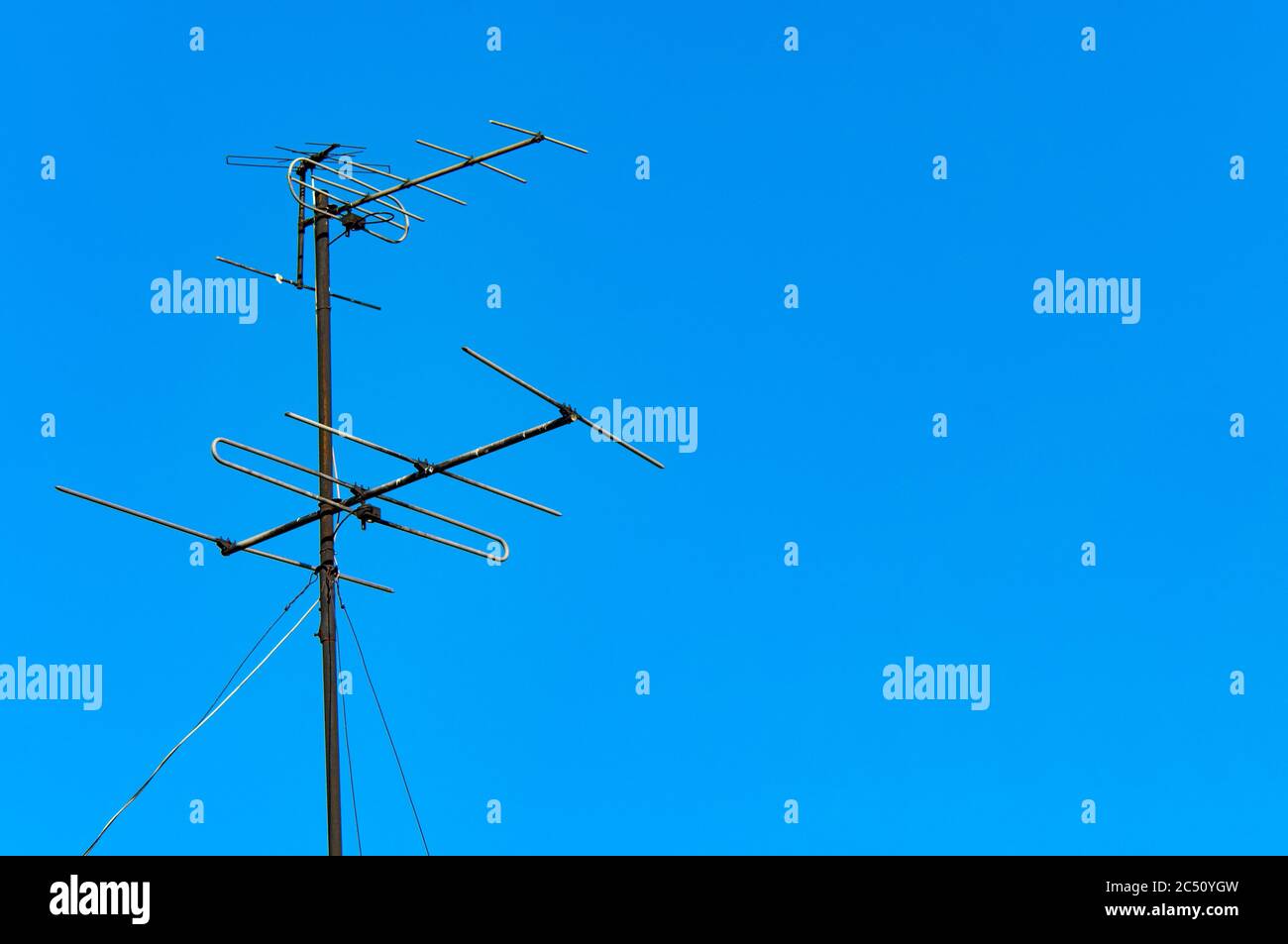 Eine alte tv-Antennen auf blauem Himmel Hintergrund Stockfoto