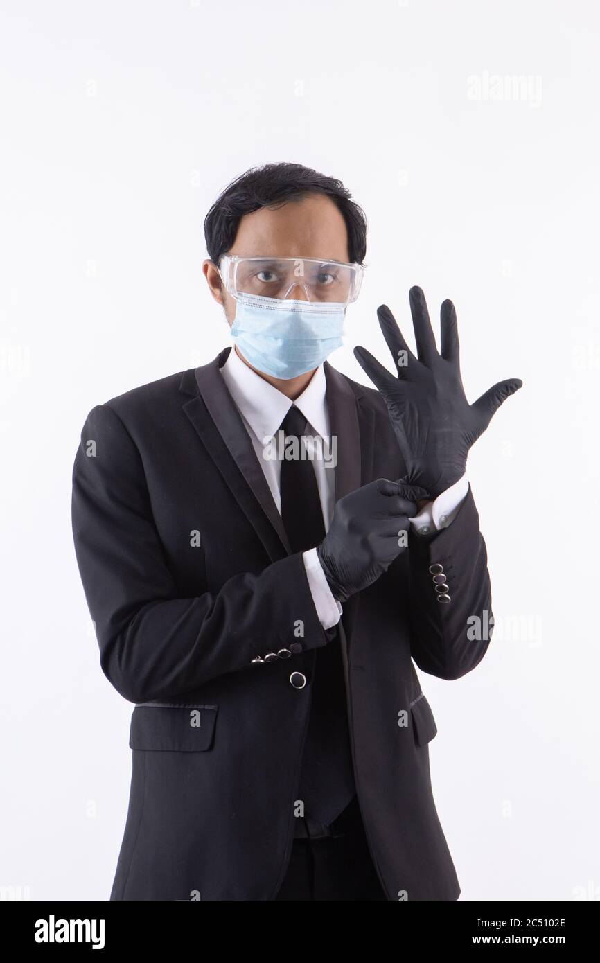 Menschen, die mit neuen normalen Formaten arbeiten .Tragen Sie Masken, Handschuhe und klare Brille. Viren verhindern. Covid -19 Stockfoto