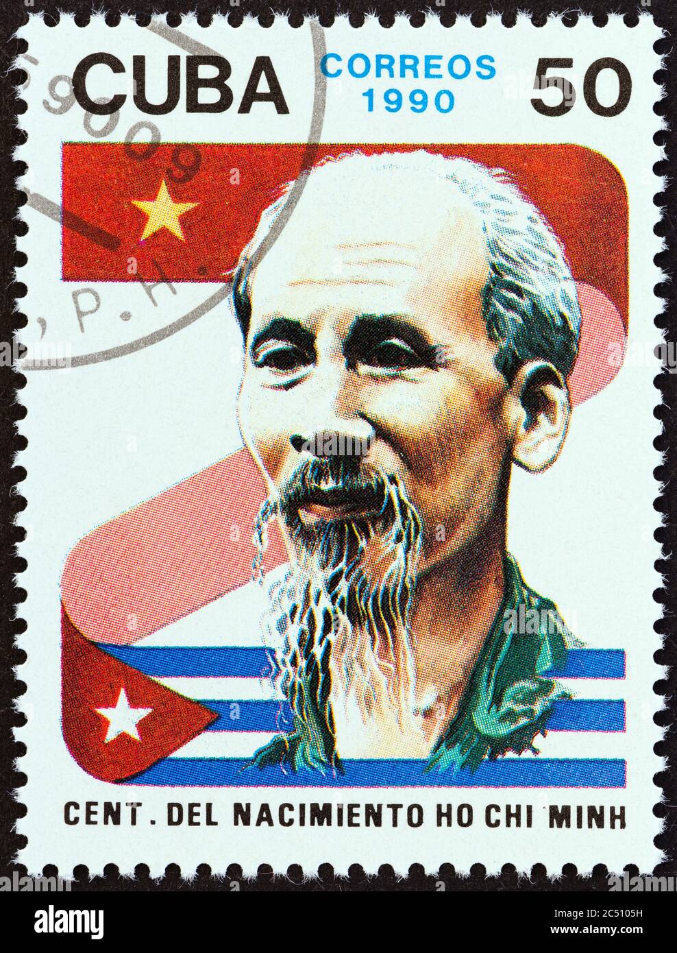 KUBA - UM 1990: Eine in Kuba gedruckte Briefmarke, die zum 100. Geburtstag des vietnamesischen Führers Ho Chi Minh ausgegeben wurde, zeigt Flaggen und Ho Chi Minh, um 1990. Stockfoto