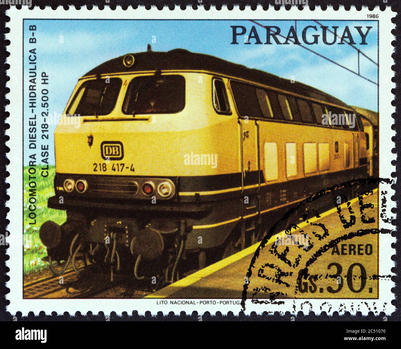 PARAGUAY - UM 1986: Eine in Paraguay gedruckte Briefmarke aus der Ausgabe '150. Jahrestag der Deutschen Eisenbahn' zeigt die Diesellokomotive, Serie 218 Stockfoto