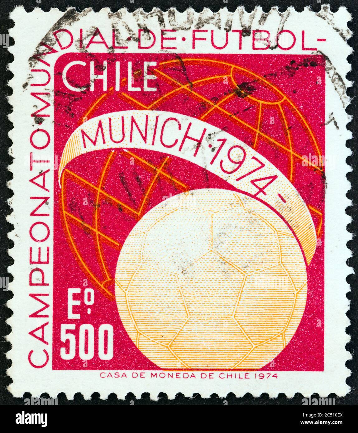 CHILE - UM 1974: Eine in Chile gedruckte Marke aus der Ausgabe 'Weltmeisterschaft, Westdeutschland' zeigt Ball und Globe, um 1974. Stockfoto