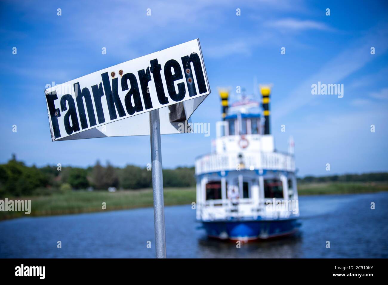 Prerow, Deutschland. Juni 2020. Der Raddampfer 'Baltic Star' legt im Hafen am Prerow Strom an. Die Hotels, Pensionen und Campingplätze in den Tourismusregionen Mecklenburg-Vorpommerns sind derzeit sehr gut ausgelastet. Quelle: Jens Büttner/dpa-Zentralbild/ZB/dpa/Alamy Live News Stockfoto