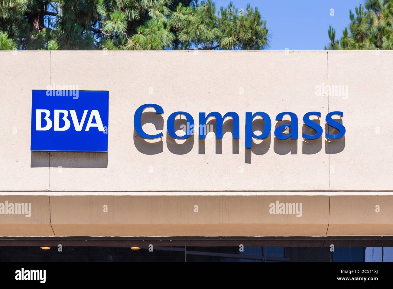19. Juni 2020 Sunnyvale / CA / USA - BBVA Compass Schild an einer der BBVA Compass Bancshares, Inc. (Eine Bank Holding Gesellschaft) Filialen in der Nähe der Innenstadt Stockfoto