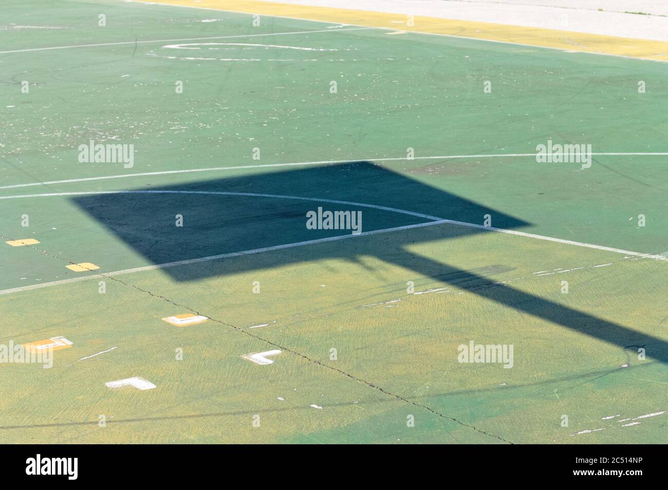 Basketball-Hoop-Schatten auf einem farbigen Spielplatz (Pesaro, Italien, Europa) Stockfoto