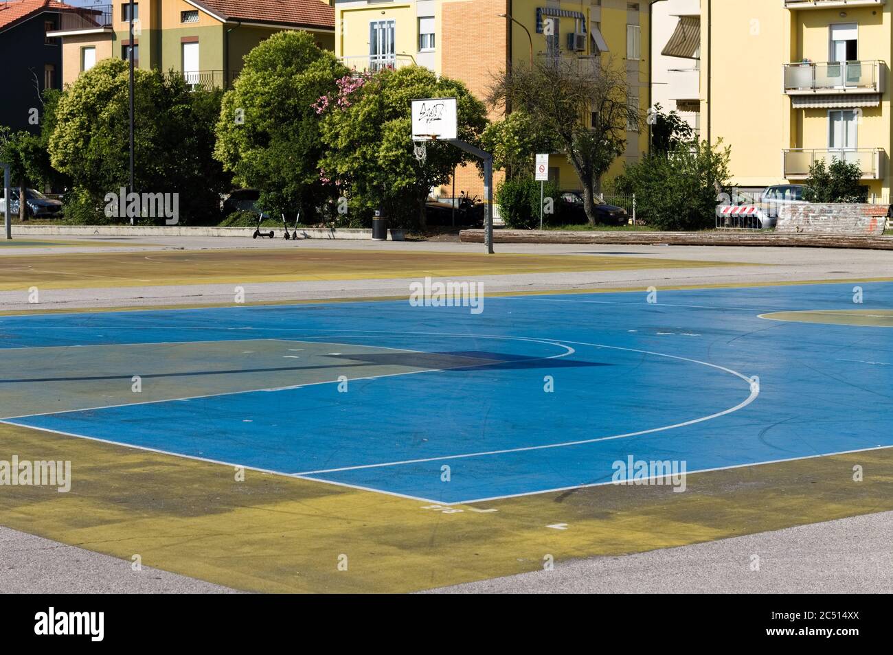 Basketball-Hoop-Schatten auf einem farbigen Spielplatz (Pesaro, Italien, Europa) Stockfoto