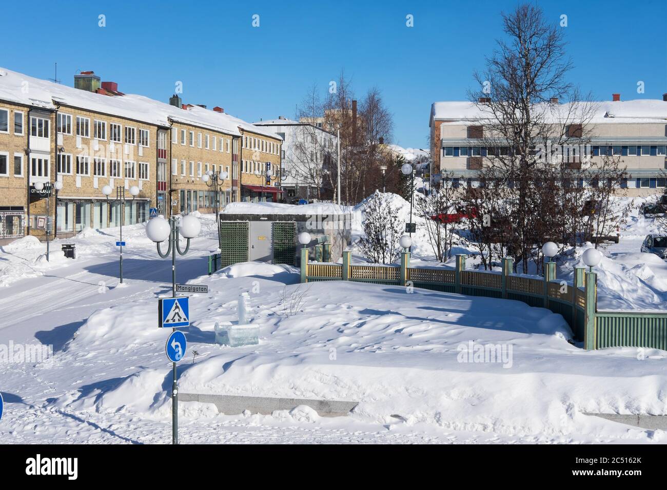 Blick auf das Zentrum mit Geschäften und Häusern im Winter in Kiruna, Lappland, Schweden. Die Stadt wird teilweise abgerissen und zwei Meilen entfernt wieder aufgebaut Stockfoto