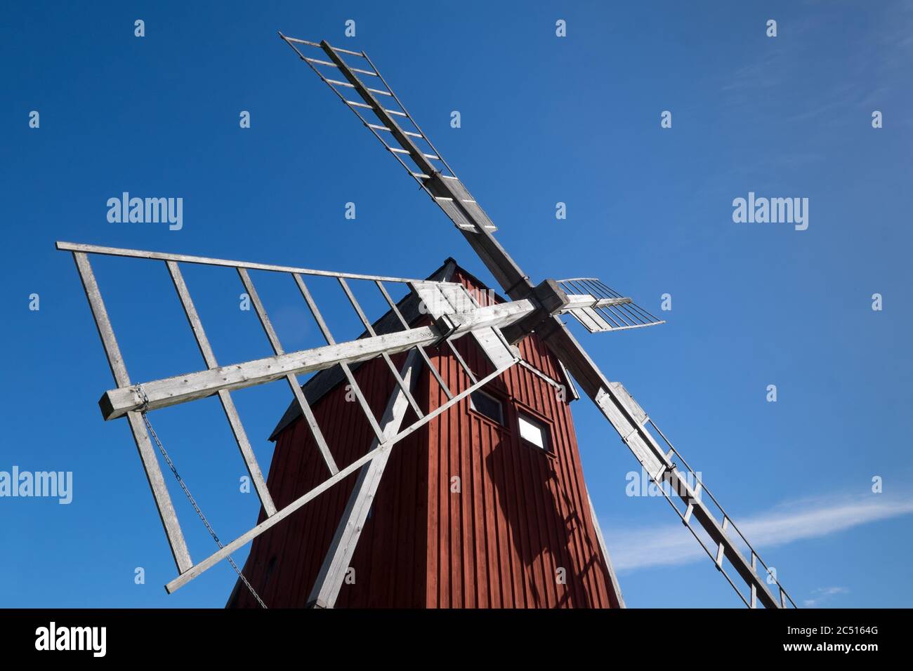 Detail der traditionellen alten Holzwindmühle, das Symbol für die Insel Oland in Schweden. Blauer Himmel Stockfoto