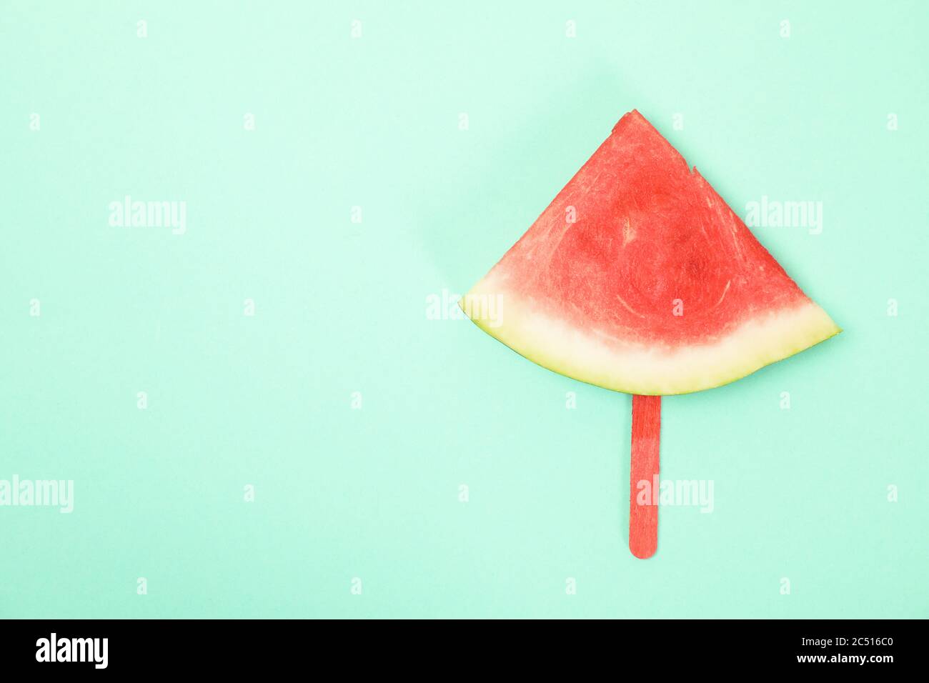 Wassermelone Scheibe auf Eis Stick auf Minze Hintergrund. Sommerfrüchte Stockfoto